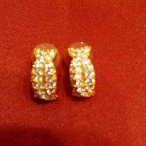 VTG SWAROVSKI GOLD TONE METAL AND CLEAR CRYSTAL HALF HOOP EARRINGS PEIRCED